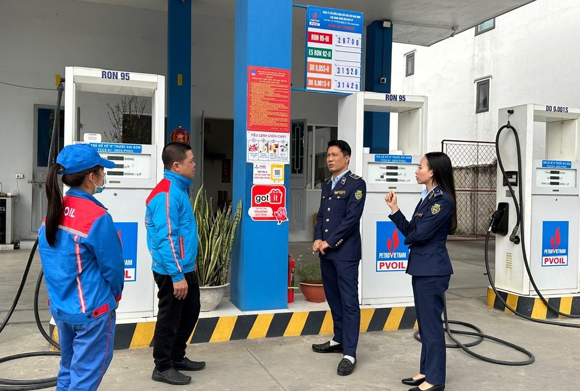 Ninh Binh Provincial Market Management force inspects, supervises and grasps the supply situation at a gas station and oil store in Hoa Lu ward. Photo: Dieu Anh