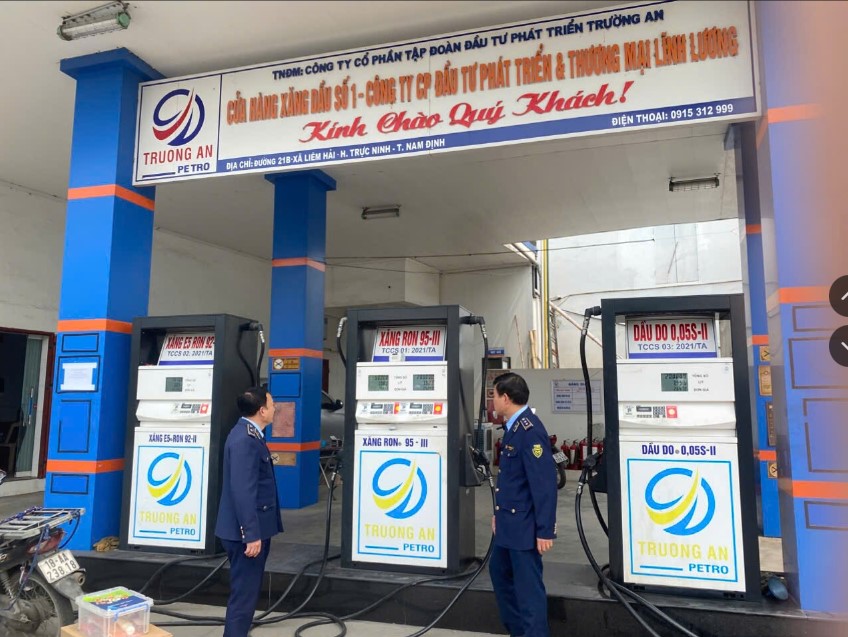 Ninh Binh Provincial Market Management force inspects, supervises and grasps the supply situation at a gas station and oil store in Hoa Lu ward. Photo: Dieu Anh