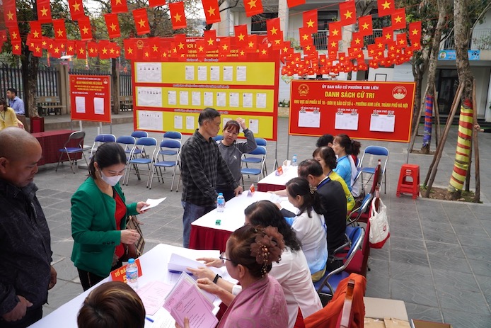 Cử tri phường Văn Miếu - Quốc Tử Giám đi bỏ phiếu tại Đình Kim Liên - khu vực bỏ phiếu số 29, đơn vị bầu cử số 6. Ảnh: Tường Vân.