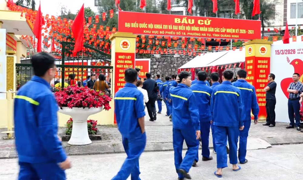 On the morning of March 15, 2026, in the voting area No. 18, Ha Tu ward, Quang Ninh province, the green shirts of miners of Nui Beo Coal Joint Stock Company - Vinacomin were bustling. Photo: Ngoc Lan