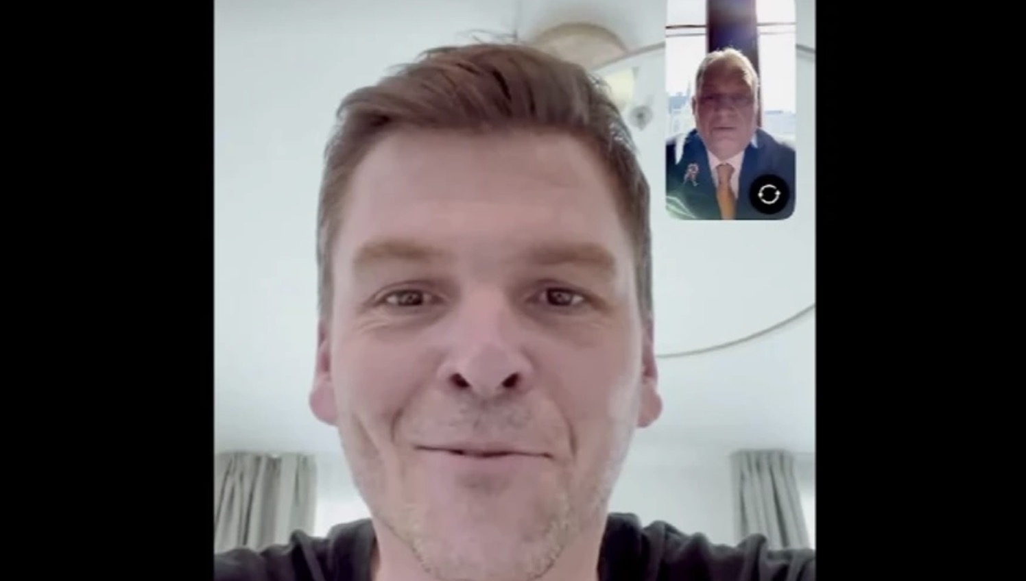 빅토르 오르반 헝가리 총리와 가보르 체페크 대표단장 간의 대화. 사진: 페이스북 빅토르 오르반 헝가리 총리