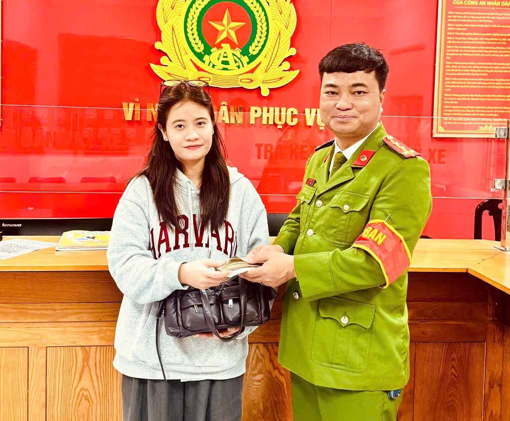 Vinh Phu Ward Police return property to Ms. Thach. Photo: Nghe An Police