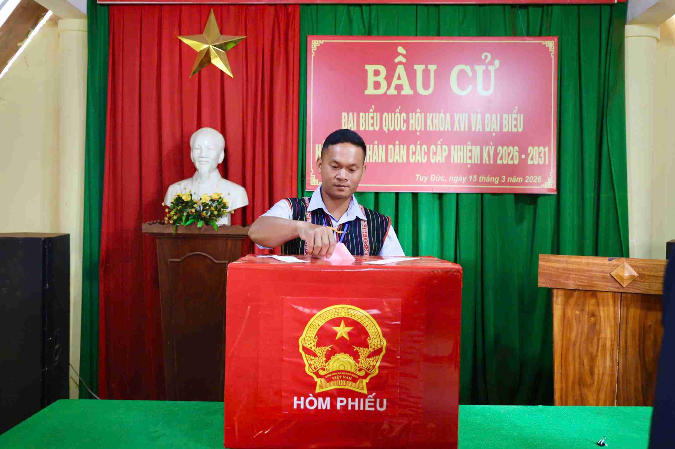 Cử tri đồng bào dân tộc thiểu số trên địa bàn tỉnh Lâm Đồng bỏ phiếu bầu cử thực hiện quyền, nghĩa vụ công dân. Ảnh: Phúc Khánh 