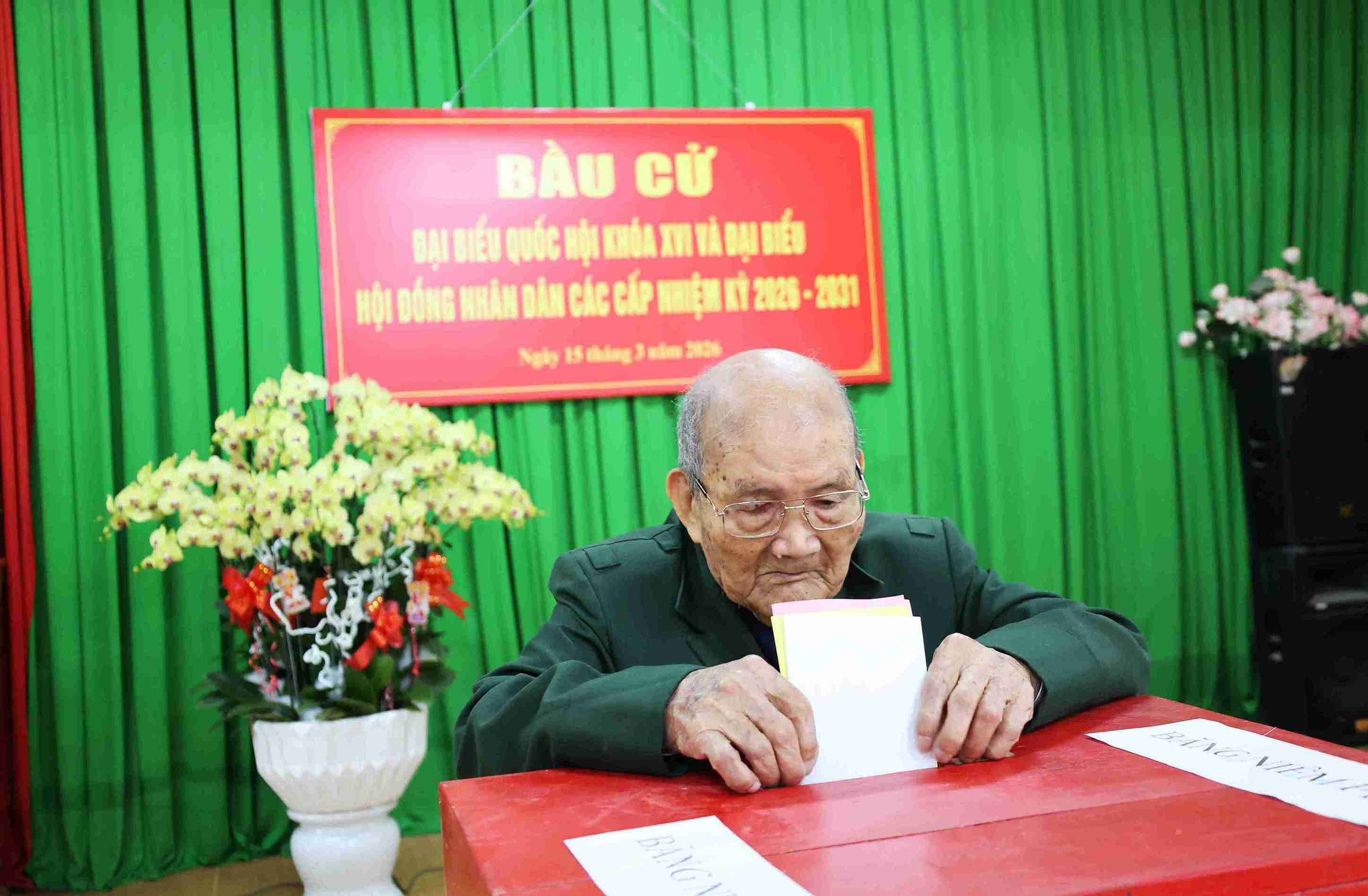 Mr. Ngo Viet Nguu, 103 years old (residing in Lang Biang ward - Da Lat) directly came to vote in the election to exercise his rights and obligations as a citizen. Photo: Phuc Khanh