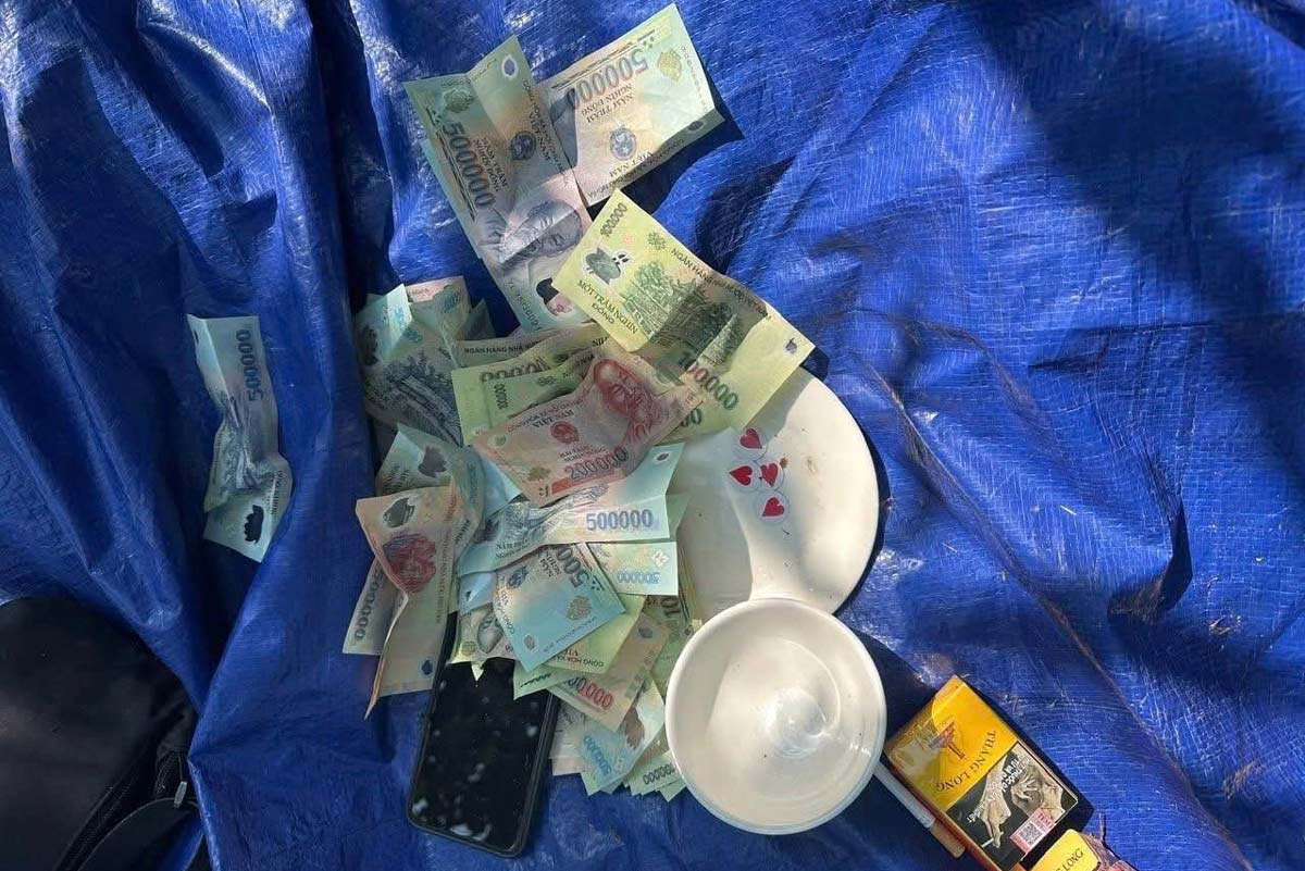 Lực lượng chức năng bắt quả tang 8 đối tượng đang tổ chức đánh bạc, thu giữ nhiều tang vật liên quan. Ảnh: Công an Quảng Ninh