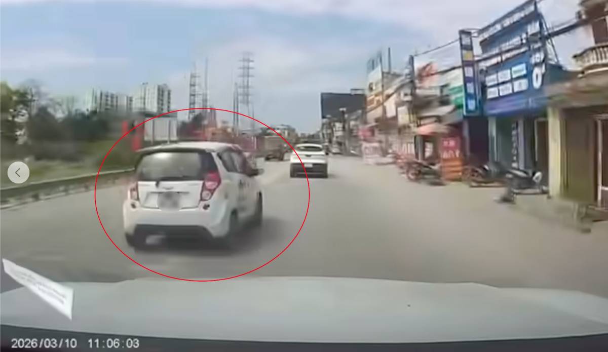 Violating cars changing lanes without warning signals on National Highway 38 (Ninh Binh province). Photo: Cut from clip