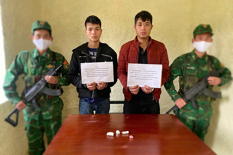 Hai đối tượng Gen Z vừa bị Đồn Biên phòng Si Pa Phìn, tỉnh Điện Biên bắt giữ. Ảnh: Anh Dũng