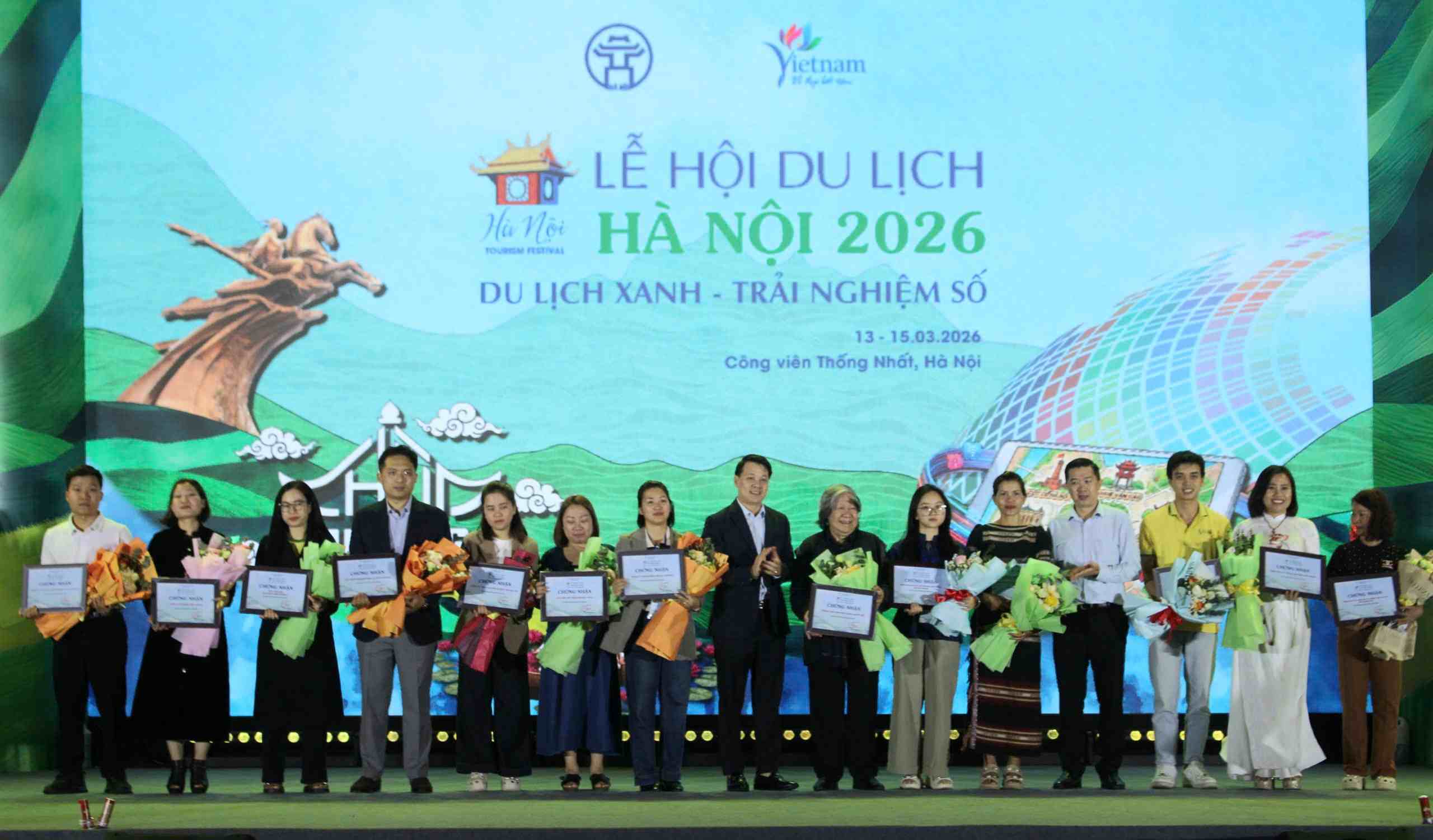 Đại diện Sở Du lịch Hà Nội trao chứng nhận cho các đơn vị tham gia Lễ hội Du lịch Hà Nội 2026. Ảnh: Lê Tuyến 