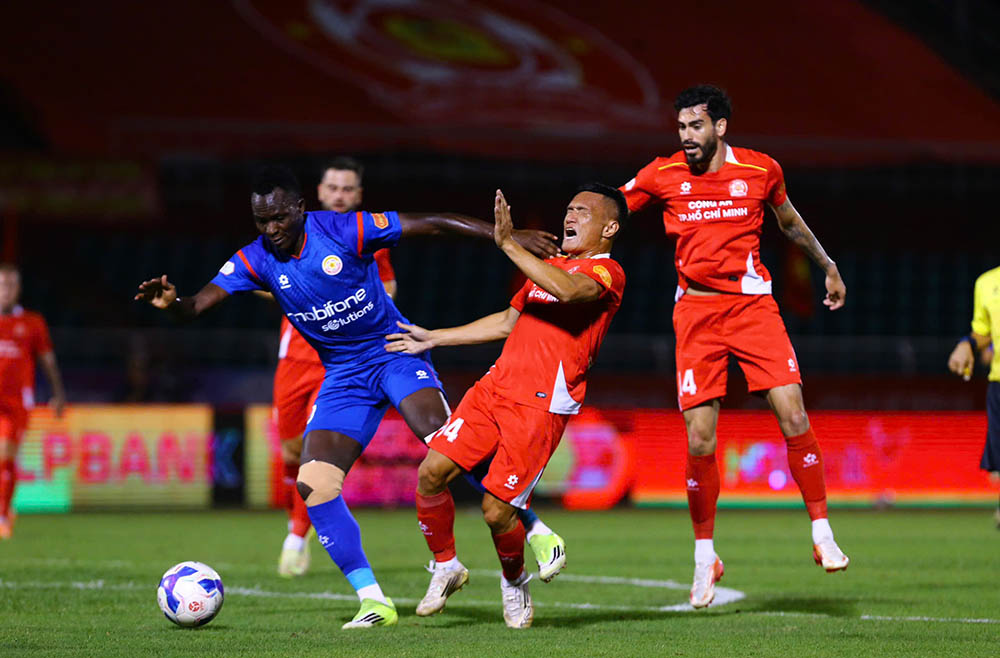 Đội khách sớm tạo ra tình huống đáng chú ý ở phút 10. Mpande nỗ lực cứu bóng sát đường biên ngang trước khi chuyền vào trong để Hoàng Vũ Samson đệm bóng tung lưới Công an TPHCM. Tuy nhiên, sau khi tham khảo VAR, trọng tài xác định Mpande đã phạm lỗi trước đó nên bàn thắng không được công nhận.