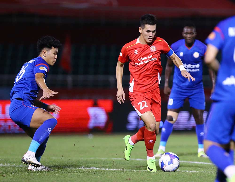 Ngay sau tiếng còi khai cuộc, hai đội nhập cuộc với thế trận khá cởi mở. Phút thứ 5, Tiến Linh thử vận may bằng cú sút xa nhưng bóng đi chưa đủ khó để đánh bại thủ môn PVF-CAND.