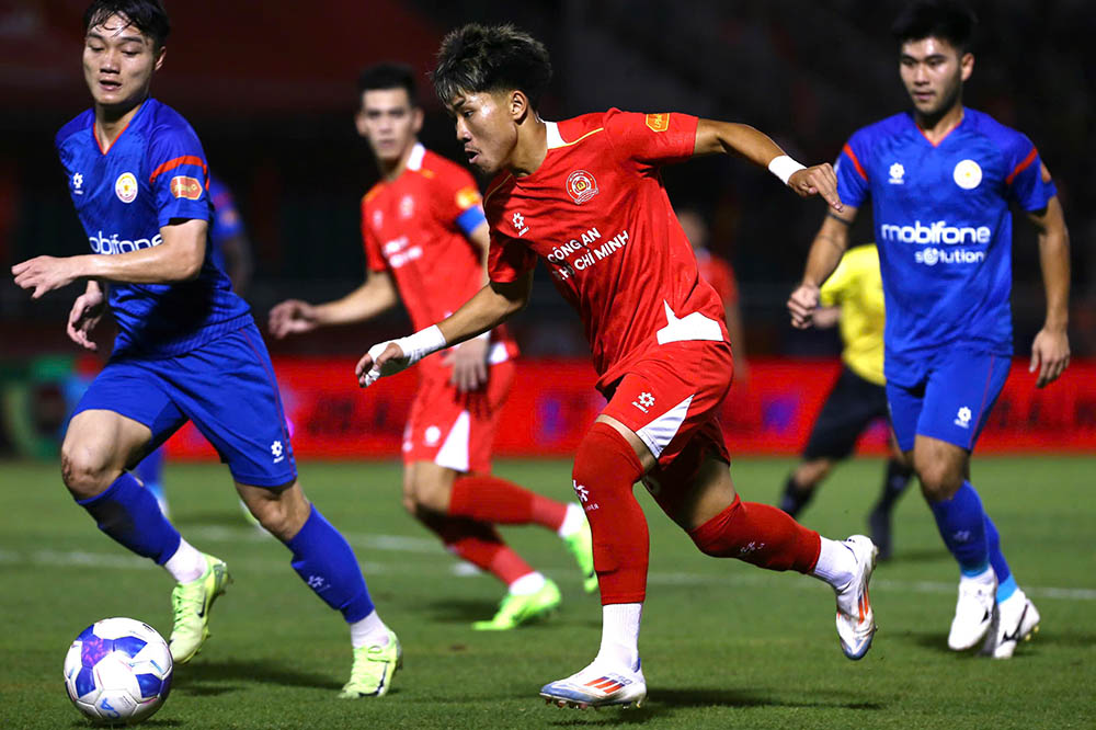 Ho Chi Minh City Police (red shirt) ranked 5th in the V.League 2025-2026 standings. Photo: Thanh Vu