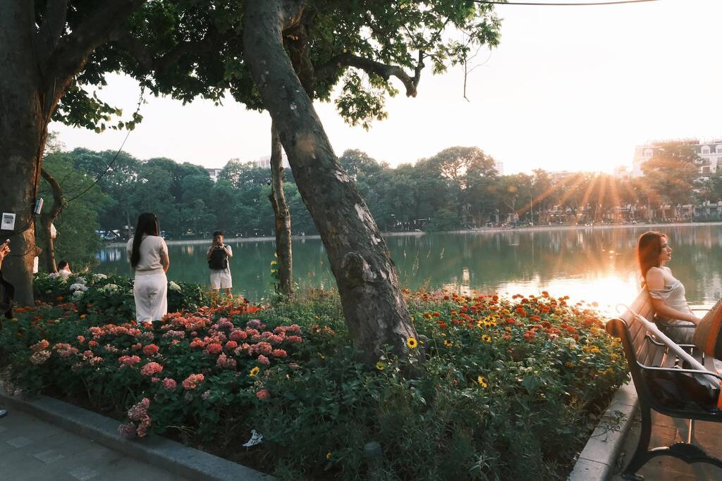 Hanoi weather forecast welcomes warm sunshine again as cold air weakens, ending cold rain. Photo: Lan Hoang