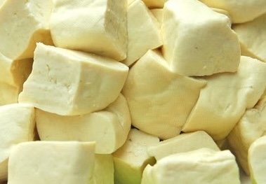 When eating tofu - a dish made from soybeans - it should be served with vegetables rich in vitamin C to promote blood-boosting effects. Photo: Kieu Vu