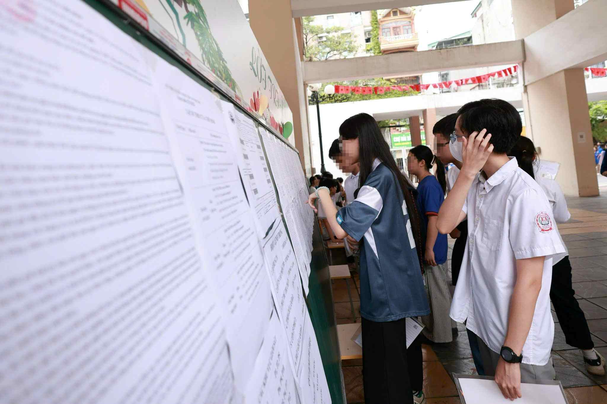 Students taking the 10th grade exam in Hanoi in 2025. Photo: Tuong Van