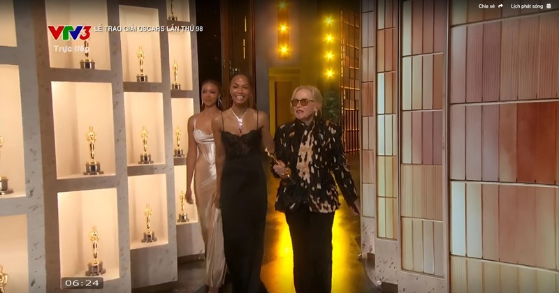 Amy Madigan Young bật khóc khi lần đầu nhận tượng vàng Oscar