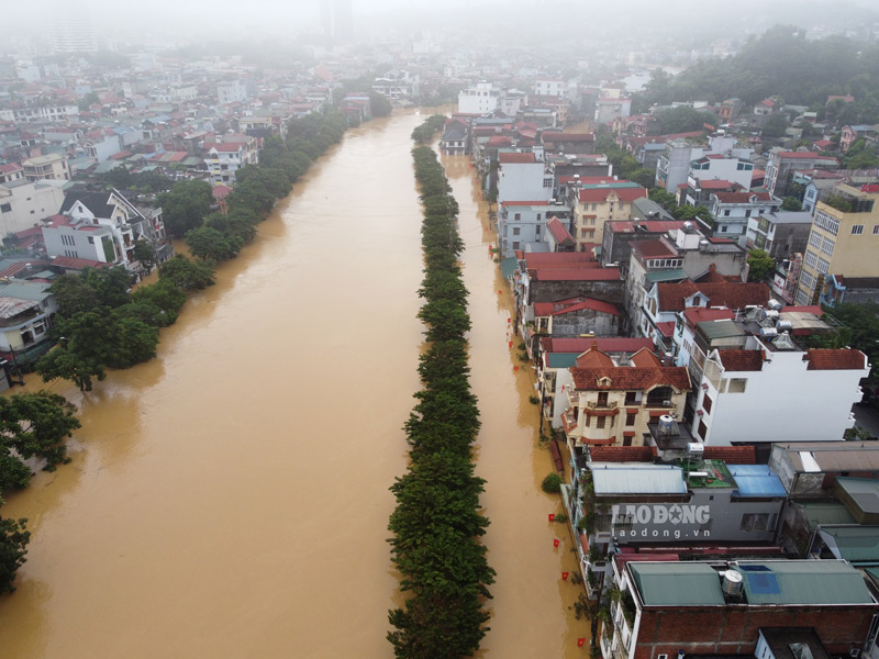 Floodwaters almost "swallowed" the entire 1st floor of households living next to the rivers (taken in October 2025). Photo: Tan Van