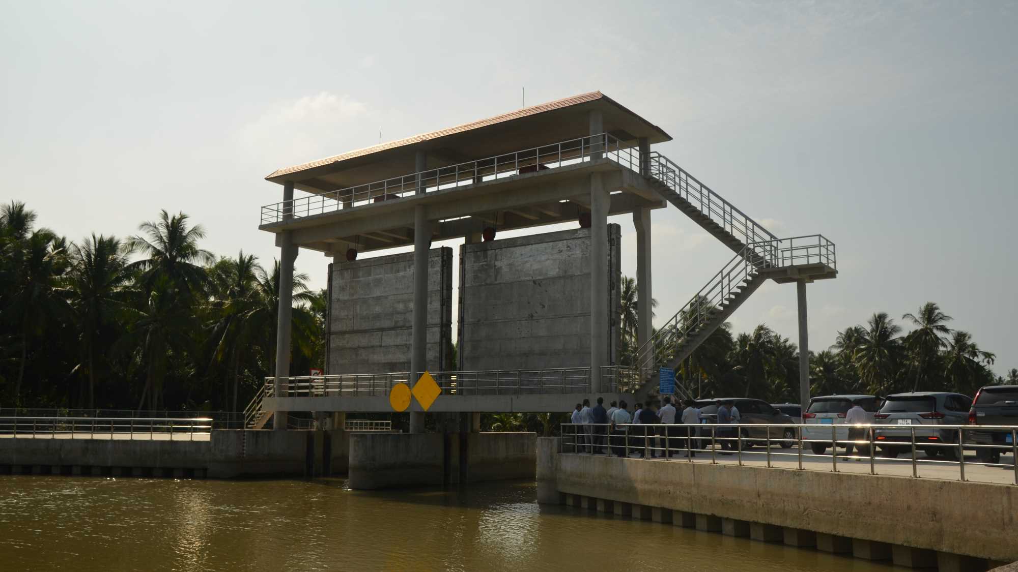The head culvert system is operated flexibly according to the tide cycle to prevent saltwater intrusion and store fresh water for the fields. Photo: Hoang Loc