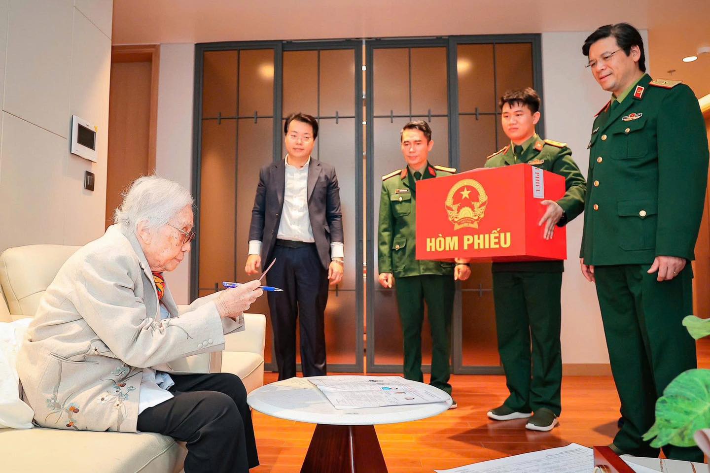 By the end of March 15, the voter turnout reached 99.68%. In the photo, former Vice President Nguyen Thi Binh votes to elect National Assembly deputies of the 16th term and People's Council deputies at all levels for the 2026-2031 term. Photo: VNA