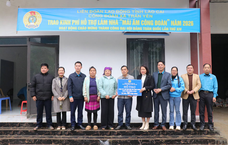 Công đoàn cơ sở công ty TNHH Tân Phú trao hỗ trợ xây nhà cho đoàn viên Sùng A Châu. Ảnh: Bảo Nguyên