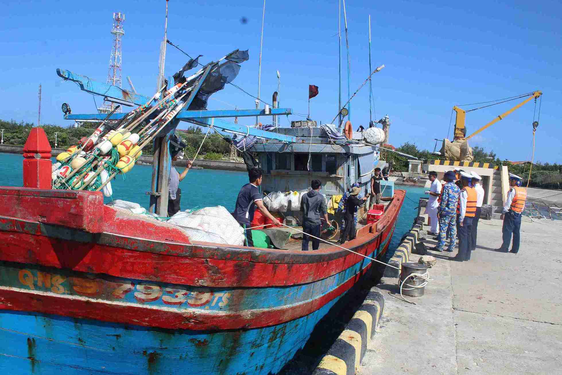 Officers and soldiers prepare to welcome fishermen in distress from ships to the island. Photo: Son Ca