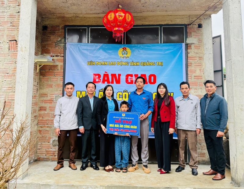 Quang Tri Labor Federation supports 50 million VND to build "Trade Union Shelter" houses for union members in difficult circumstances. Photo: Quang Tri Trade Union