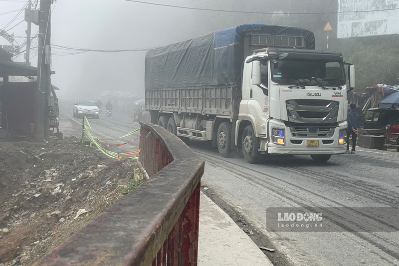 Quốc lộ 4D, đoạn qua khu du lịch Thác Bạc ở Sa Pa có lượng phương tiện qua lại động đúc. Ảnh: Đinh Đại