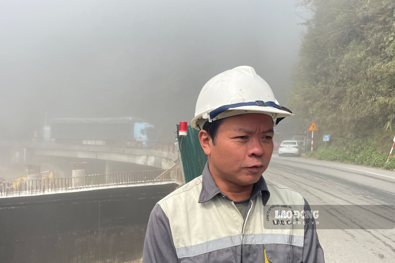 Ông Mai Hồng Quân - Chỉ huy trưởng công trình mong các đơn vị sớm tháo gỡ những vướng mắc về mặt bằng để nhà thầu thi công được thuận lợi. Ảnh: Đinh Đại