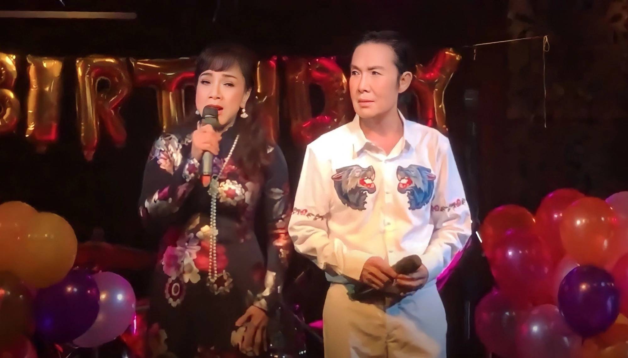 Vu Linh, Phuong Hong Thuy. Photo: Cai Luong Stage.