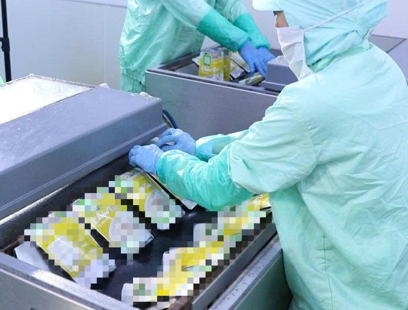 Food production facilities must establish and fully store relevant information, ensuring they are ready to provide information and minimum documents on product names and images; brands, trademarks, codes, product serial numbers (if any). Photo: Duc Long