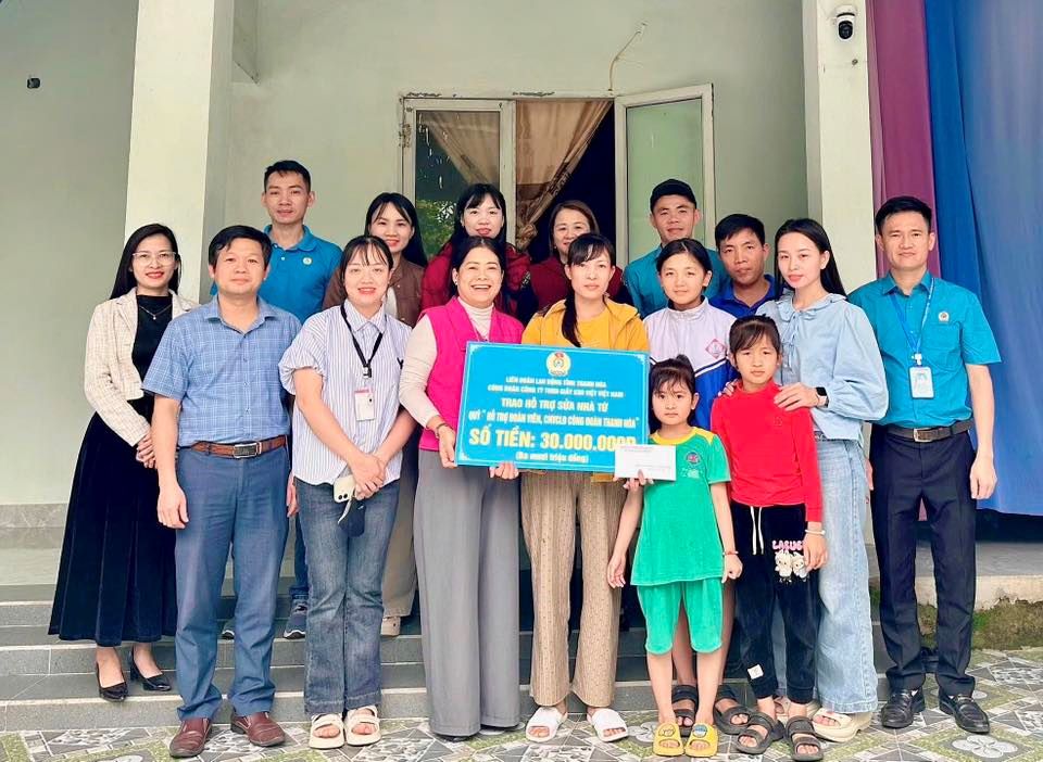 The Trade Union of Kim Viet Vietnam Shoe Co., Ltd. has awarded funds to support house repairs for 2 union members. Photo: Thanh Hoa Trade Union