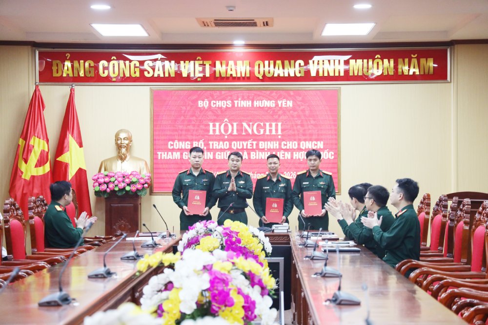 Head of Hung Yen Provincial Military Command presents the Military Region's decision to professional soldiers receiving new assignments. Photo: quansu. hungyen. gov. vn