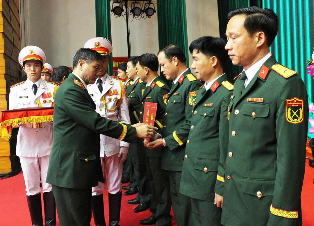 Trung tướng Lê Ngọc Hải, Tư lệnh Quân khu 5 trao quyết định điều động, bổ nhiệm cán bộ Trường Thiếu sinh quân miền Trung. Ảnh: Nguyễn Thành