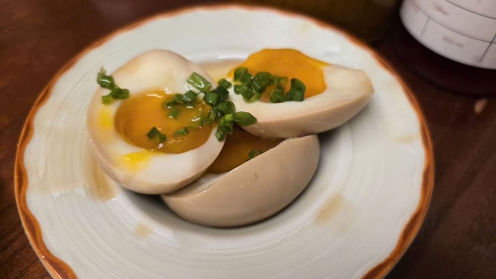 Simple, quick and nutritious way to make soy-boiled eggs for family meals. Photo: Tuan Dat