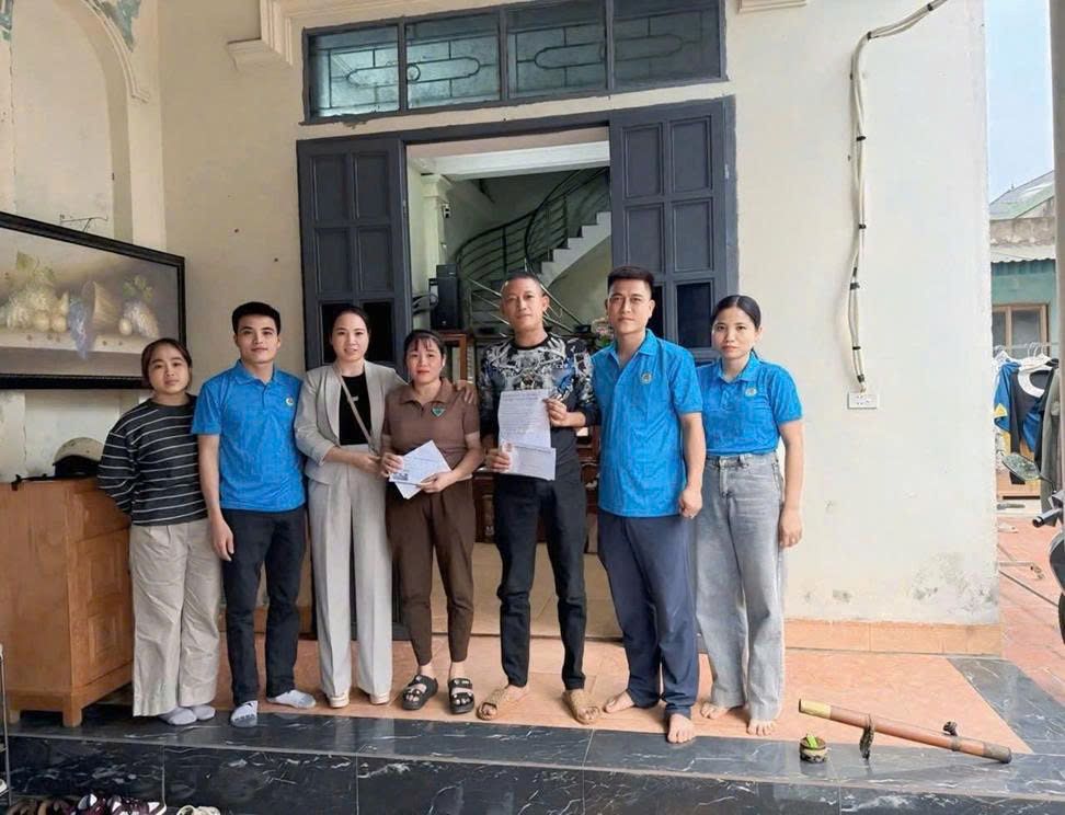 The Trade Union of Hoa Thanh Thanh Hoa Co., Ltd. has awarded nearly 34 million VND to support a union member suffering from a serious illness. Photo: Thanh Hoa Trade Union