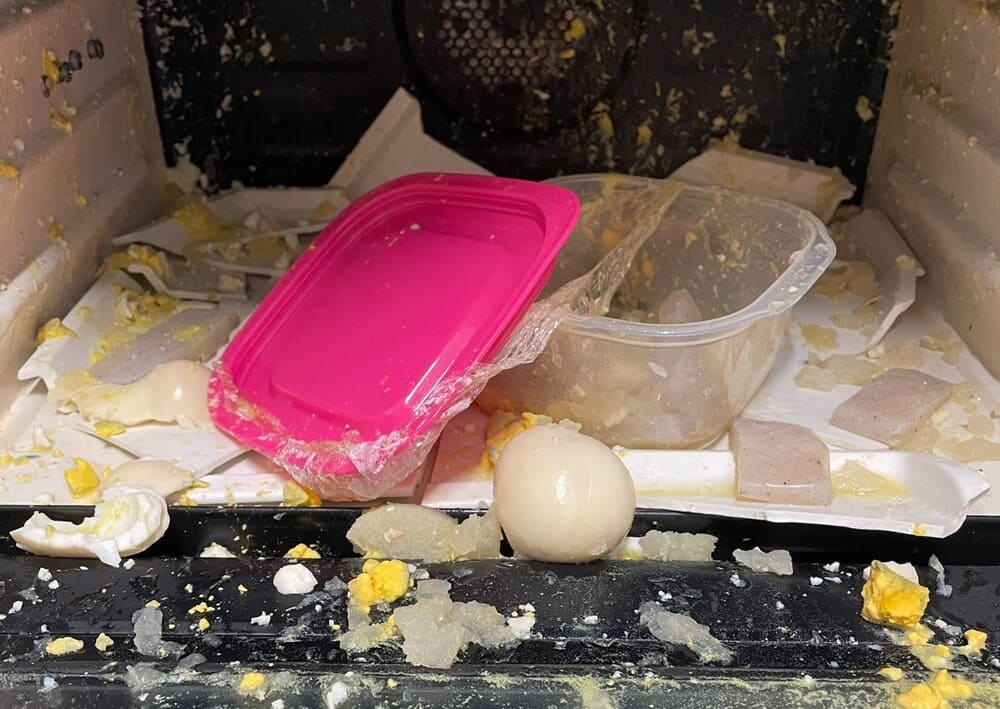 One of the mistakes that housewives are likely to make is boiling eggs incorrectly in the microwave. Photo: Thuy Duong