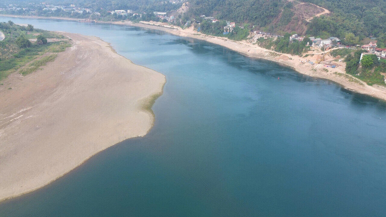 Hoa Binh recorded a water level of 114.65 m, about 2.35 m lower than the normal water level. Photo: Minh Chuyen