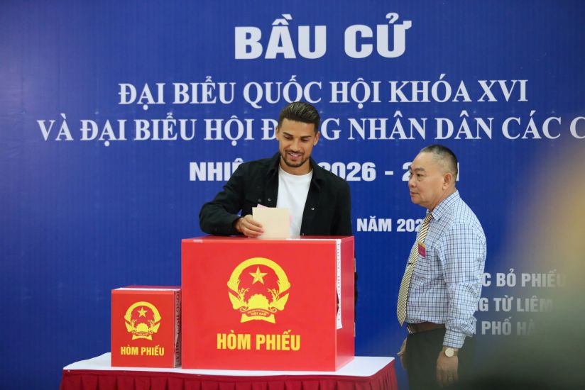 Cầu thủ Đỗ Hoàng Hên lần đầu tiên tham gia bầu cử với tư cách công dân Việt Nam. Ảnh: HNFC