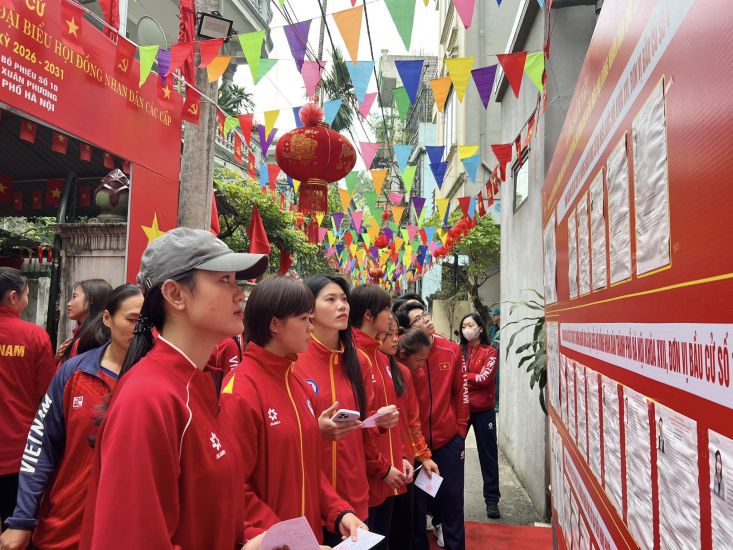 Các huấn luyện viên, vận động viên tại Trung tâm Huấn luyện thể thao cấp cao quốc gia thực hiện bầu cử tại khu vực bỏ phiếu số 10, phường Xuân Phương, thành phố Hà Nội. Ảnh: HLV Trương Minh Sang cung cấp