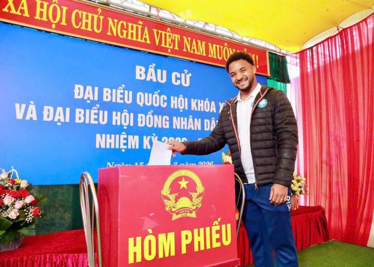 Striker Nguyen Xuan Son first goes to the polls in Vietnam. Photo: Quoc Phong