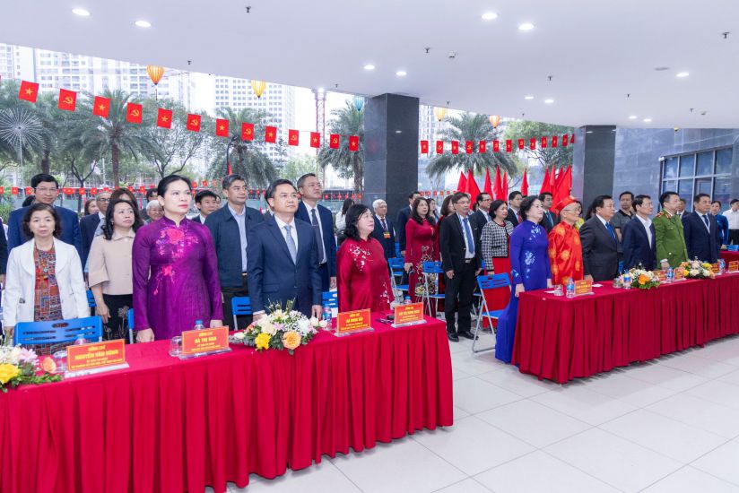 Các đại biểu thực hiện nghi lễ chào cờ. Ảnh: Trần Tuấn