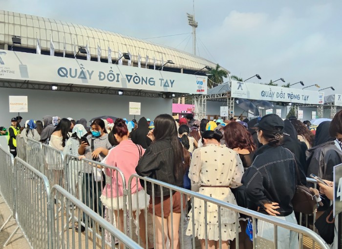 Khu vực quầy đổi vòng tay cũng thu hút các fan. Ảnh: Thanh Trúc