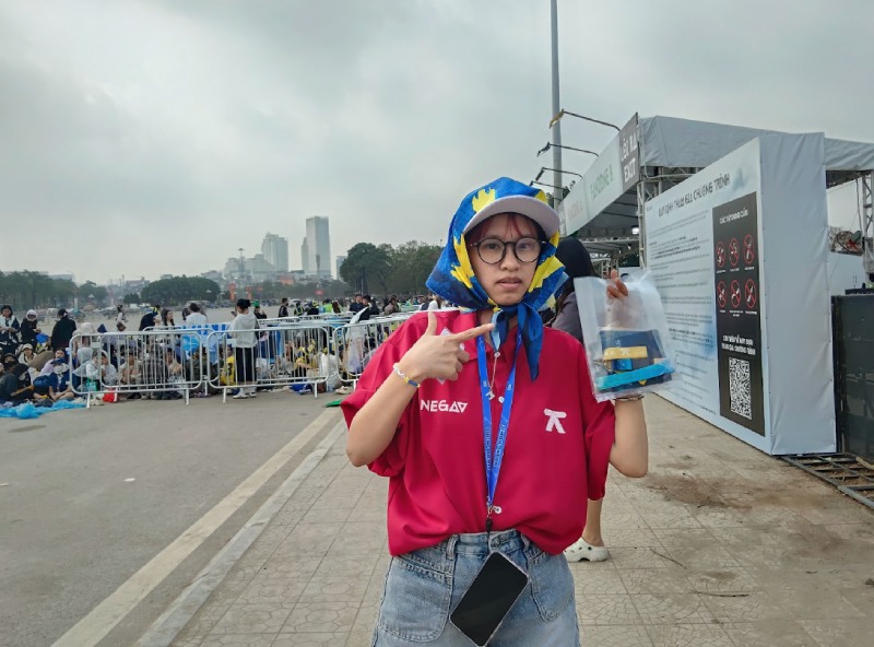 Bạn trẻ khoe món quà sau cả tiếng xếp hàng chờ đợi tại khu vực đổi vòng của sự kiện. Ảnh: Thanh Trúc 