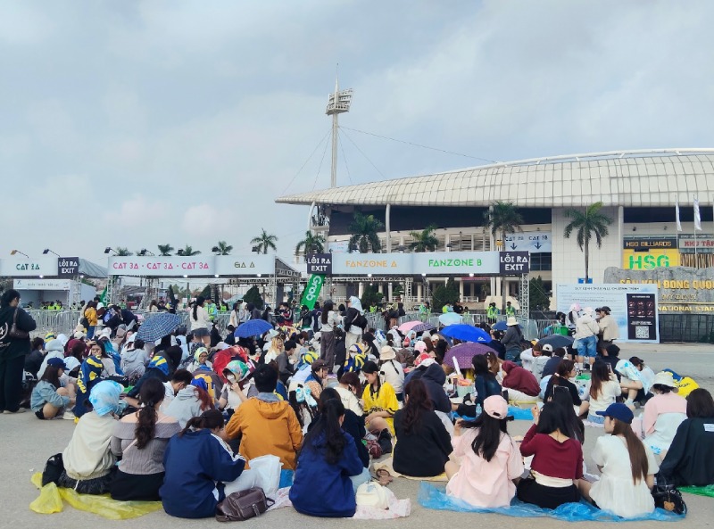 Đông đảo bạn trẻ đã có mặt từ sớm trước cổng sân Mỹ Đình để tham dự concert Anh trai say hi. Ảnh: Thanh Trúc 