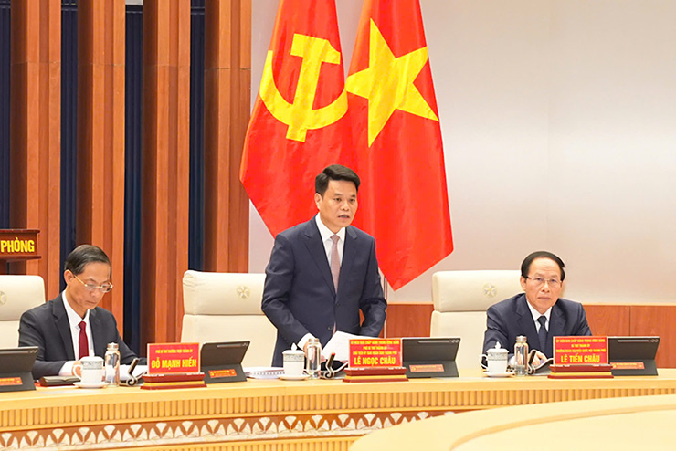 Chủ tịch UBND TP Hải Phòng Lê Ngọc Châu báo cáo tại buổi làm việc. Ảnh: Minh Hùng