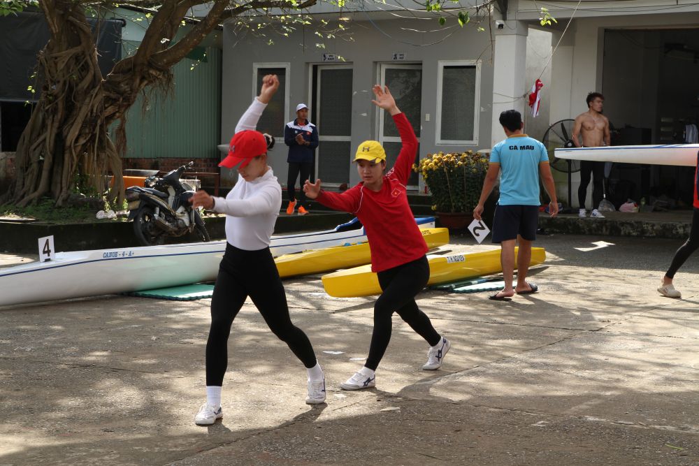 Các vận động viên tranh thủ khởi động trước giải đua. Ảnh: Thanh Huyền