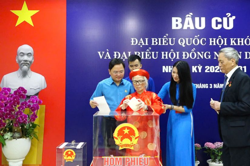 Member of the Party Central Committee, Member of the Standing Committee of the Party Committee of the Fatherland Front, central organizations, Chairman of the Vietnam General Confederation of Labour Nguyen Anh Tuan and Ms. Hoang Thi Lien, 95 years old - the oldest voter in constituency No. 24, Xuan Dinh ward (Hanoi City). Photo: Tung Giang