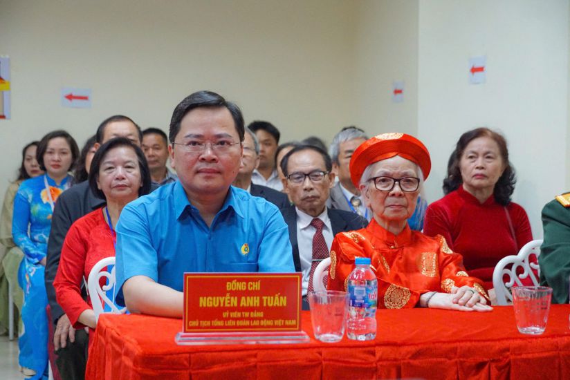 Ông Nguyễn Anh Tuấn - Ủy viên Trung ương Đảng, Ủy viên Ban Thường vụ Đảng ủy Mặt trận Tổ quốc, các đoàn thể Trung ương, Chủ tịch Tổng LĐLĐVN và cụ Hoàng Thị Liên, 95 tuổi - cử tri cao tuổi nhất tại khu vực bầu cử số 24 phường Xuân Đỉnh.Ảnh: Tùng Giang