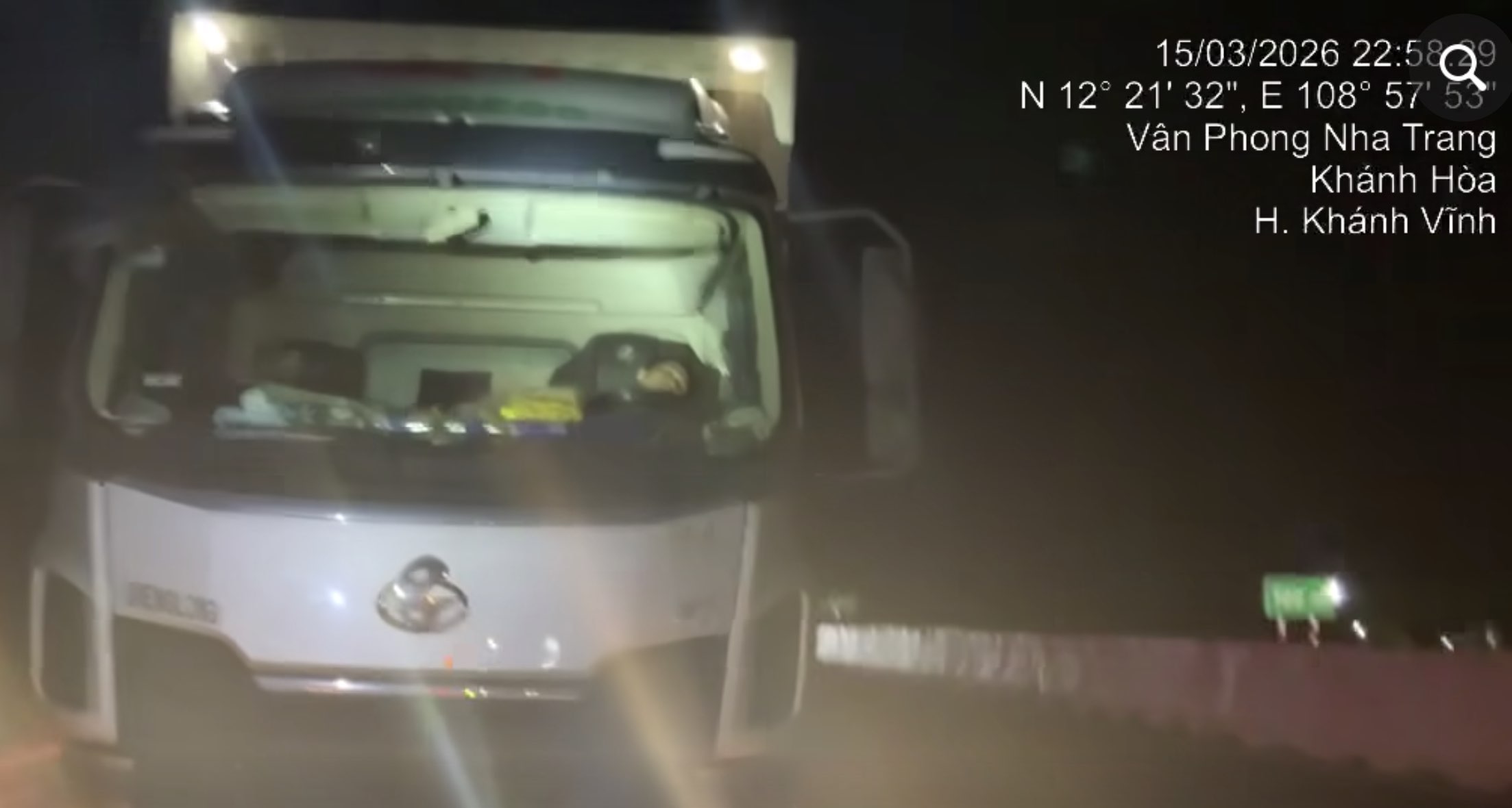 Traffic police forces have just fined a mail car driver for stopping to sleep on the expressway emergency stop lane. Photo: Traffic Police Department