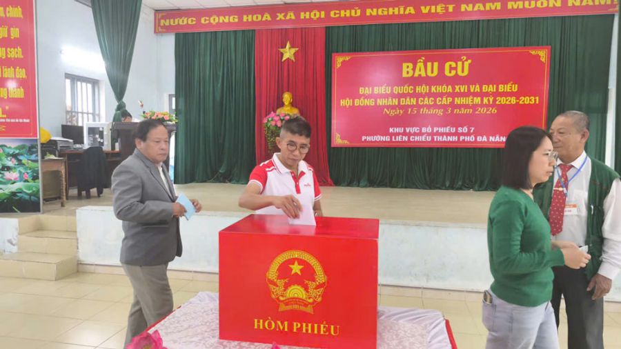 Murata Manufacturing Vietnam Co., Ltd. 노동자인 Le Van Tho 씨가 투표에 참여하고 있습니다. 사진: Tuong Minh