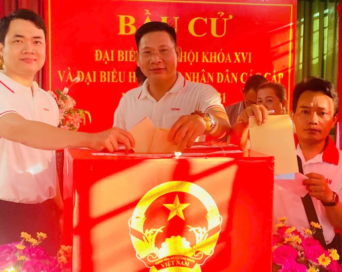 Employees of Vedan Vietnam Limited Liability Company participate in voting in Phuoc Thai commune, Dong Nai province. Photo: Ha Anh Chien